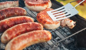 Cuisson de la viande et des saucisses au barbecue